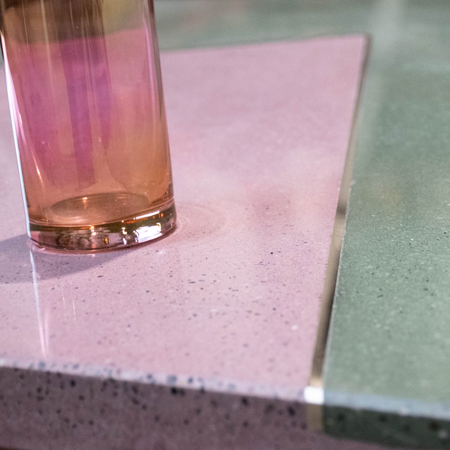 Zöld-Pink beton intarzia kávézó asztal 75 x 75 cm