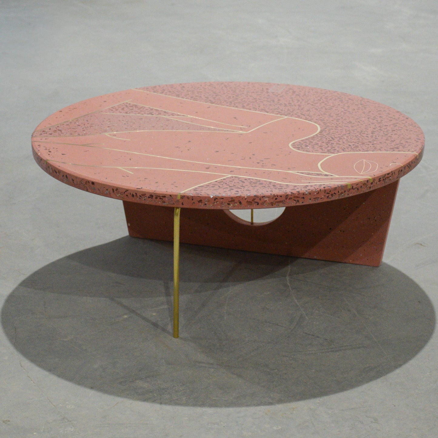 Réz és vörösréz intarzia-terrazzo dohányzó asztal 75cm