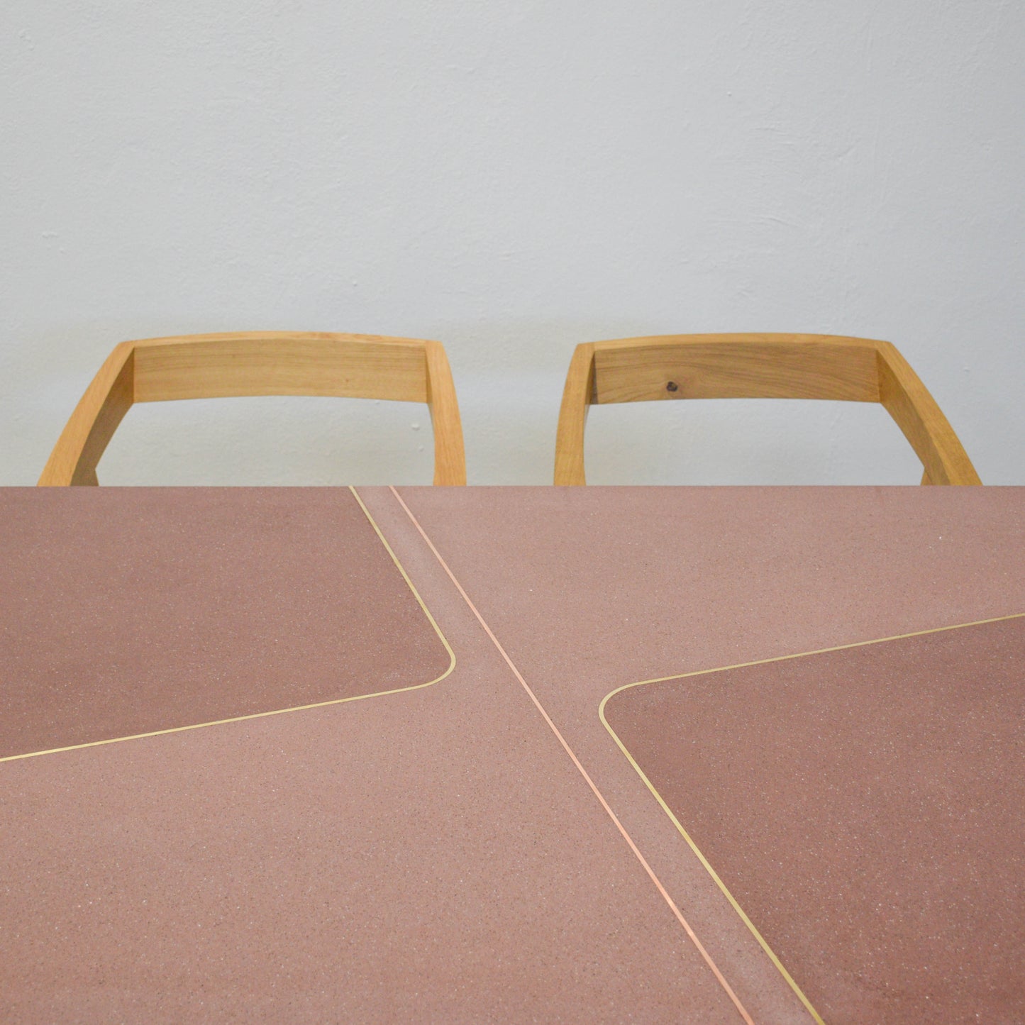 Színes beton étkezőasztal, sárgaréz berakásokkal, tömör tölgyfa lábakon, 6 személy számára, 160 x 90 cm | 0015 sz