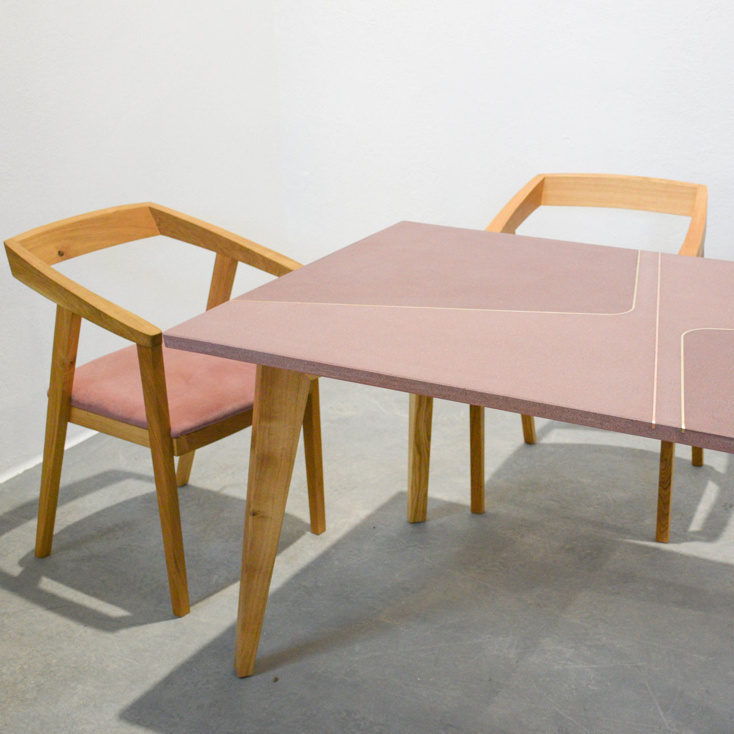 Színes beton étkezőasztal, sárgaréz berakásokkal, tömör tölgyfa lábakon, 6 személy számára, 160 x 90 cm | 0015 sz