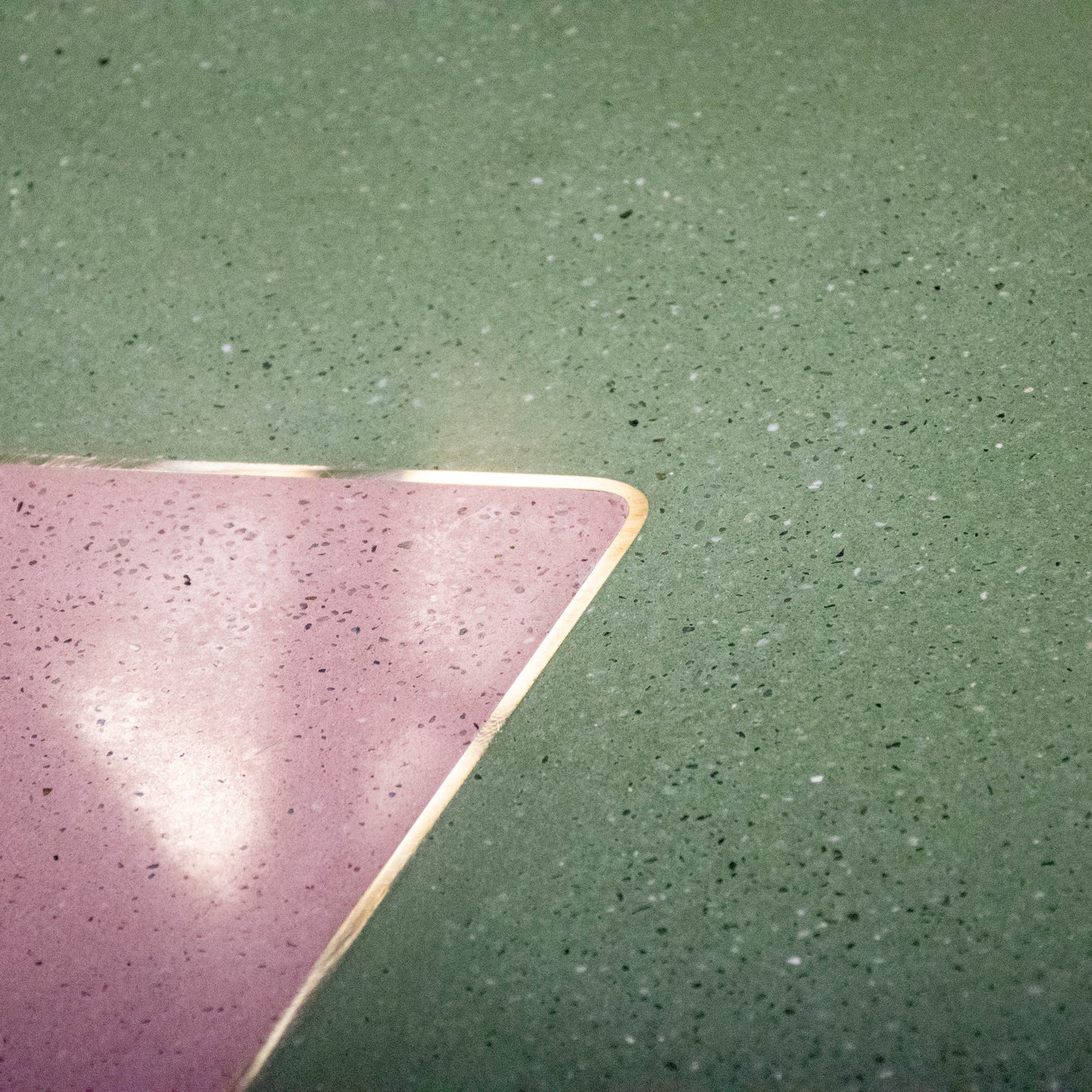 Zöld-Pink beton intarzia kávézó asztal 75 x 75 cm
